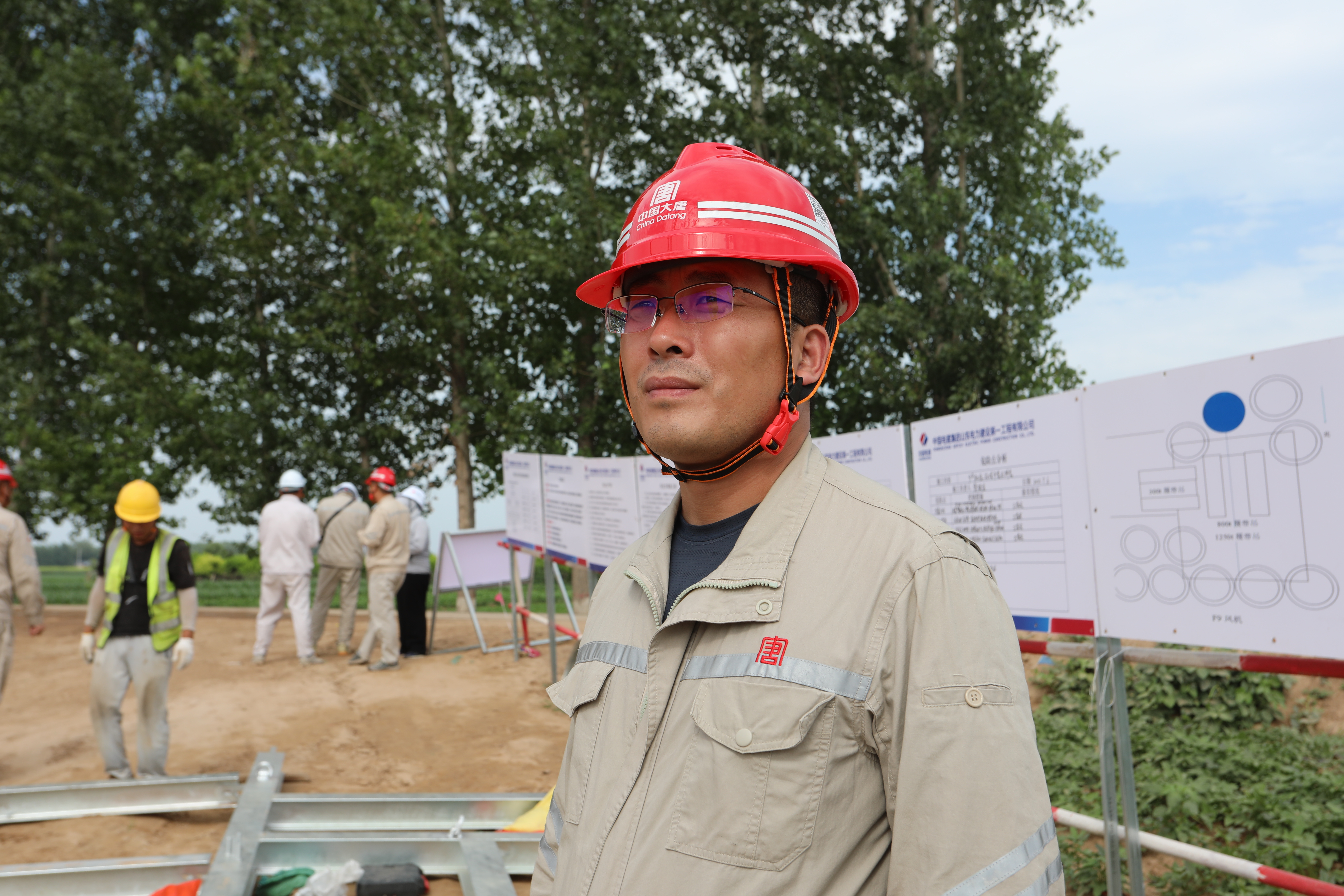 1690176555325000459.jpg 工程部許志偉在施工現(xiàn)場.jpg