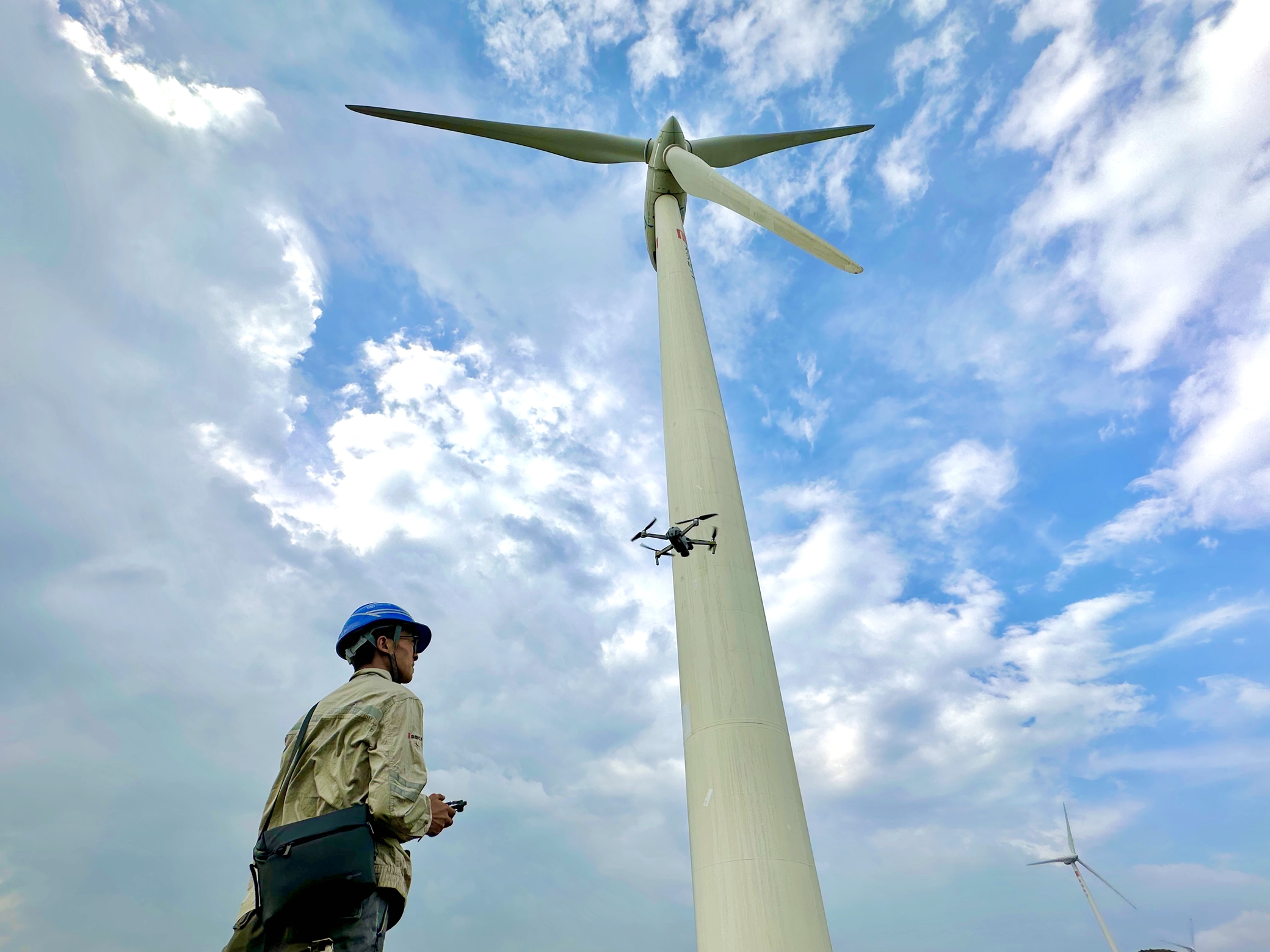 1690263499260014761.jpg 04.無人機(jī)檢查風(fēng)機(jī)葉片.jpg