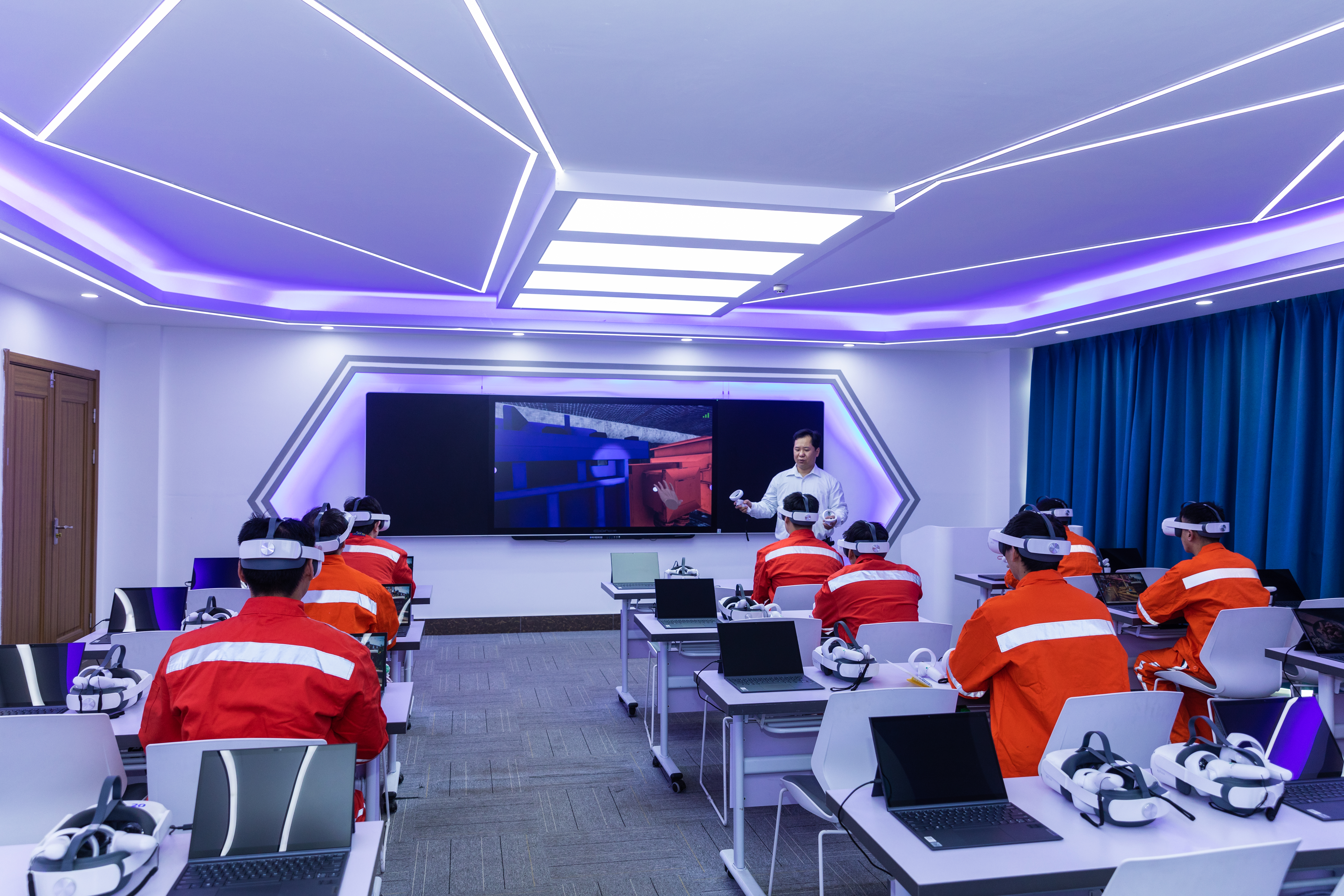 通訊配圖3：在智慧安培中心，通過裸眼3D、VR實(shí)操和沉浸式實(shí)景培訓(xùn)三個(gè)“矩陣”，精準(zhǔn)有效培訓(xùn)。.jpg