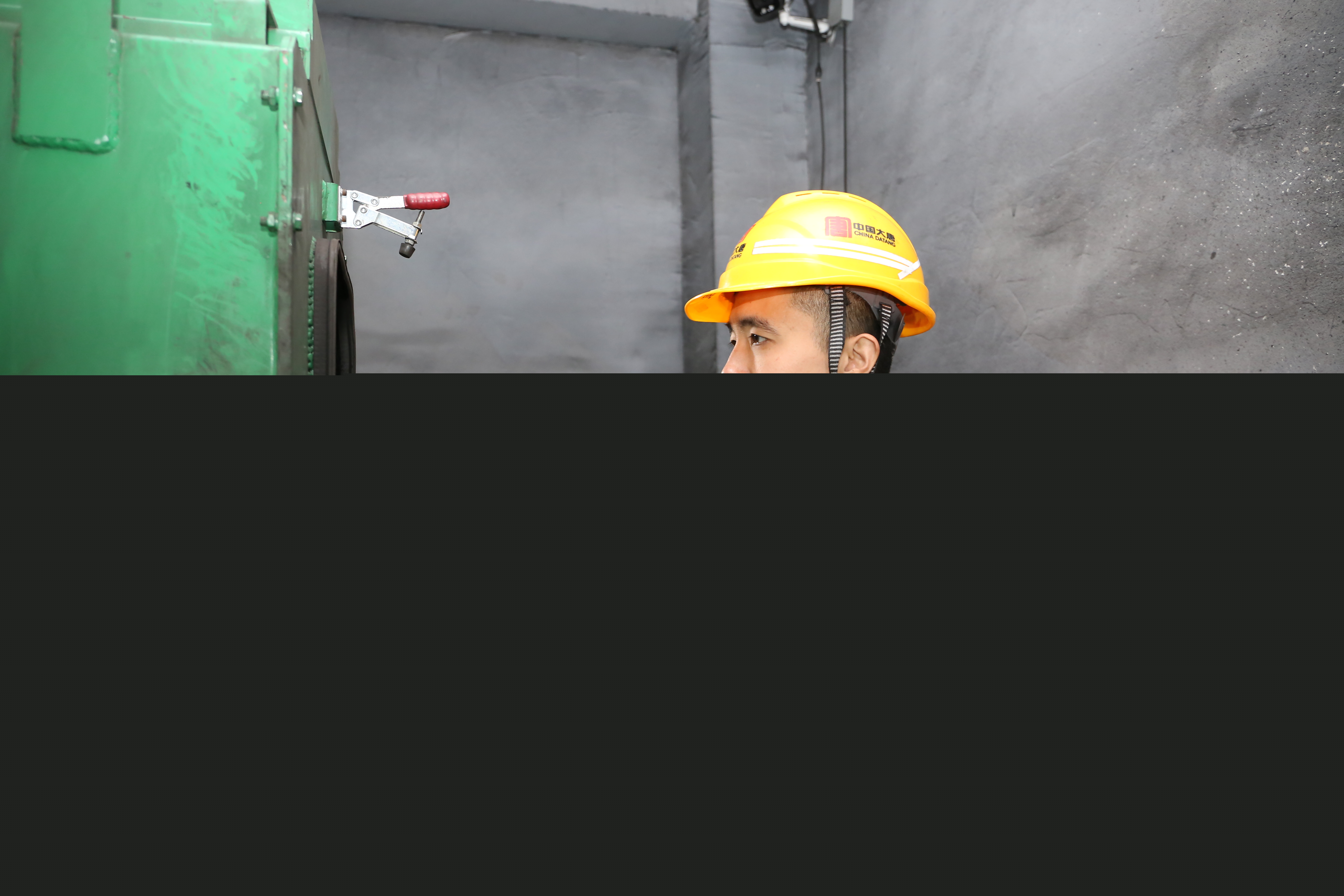 1715147862324066158.jpg 6.張晨晨檢查入廠采樣機(jī)初級(jí)給料皮帶,確保煤樣采集具有代表性.jpg