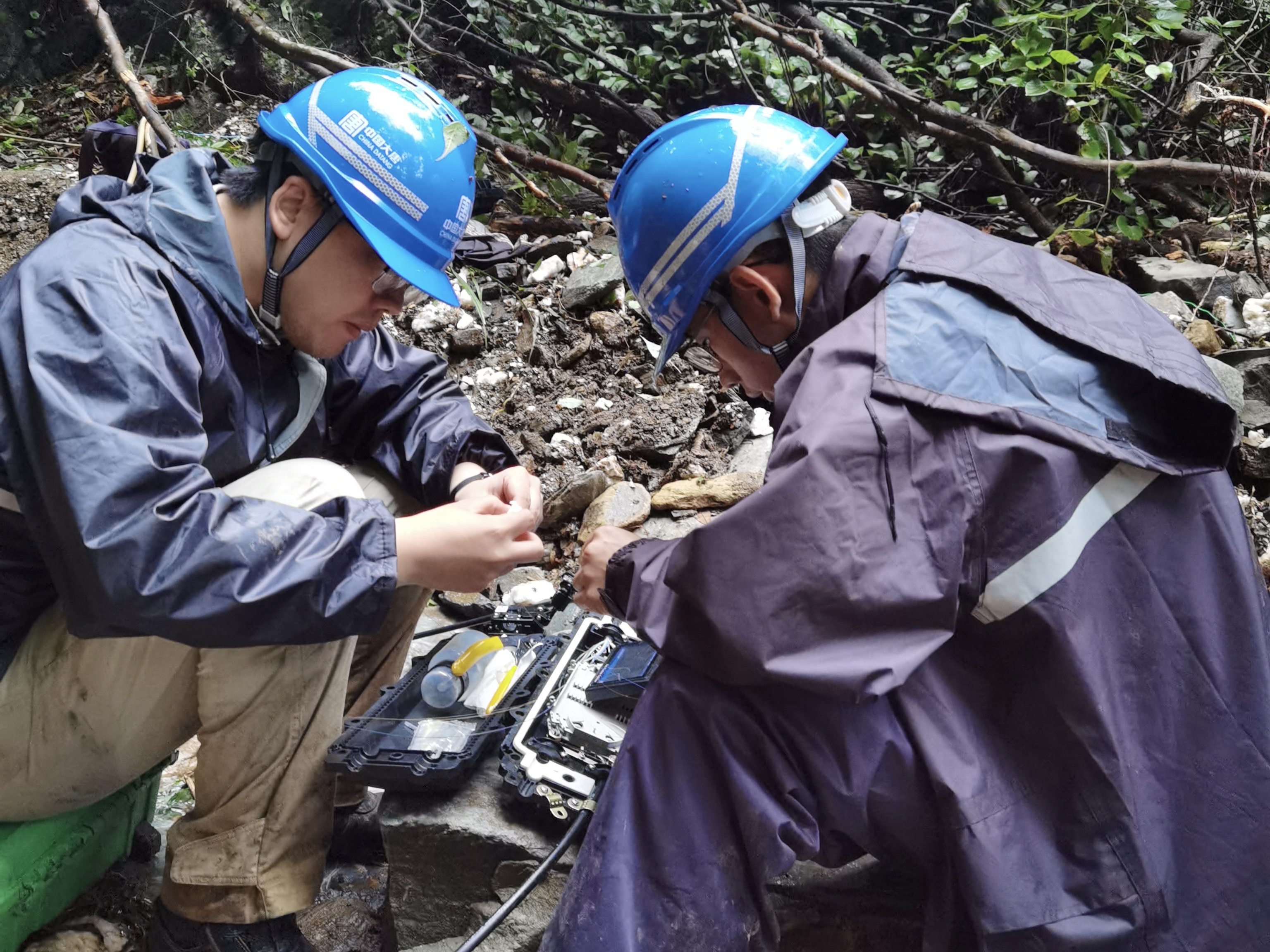 1720744310564010002.jpg 搶險(xiǎn)小組在進(jìn)行熔纖操作恢復(fù)斷點(diǎn).jpg