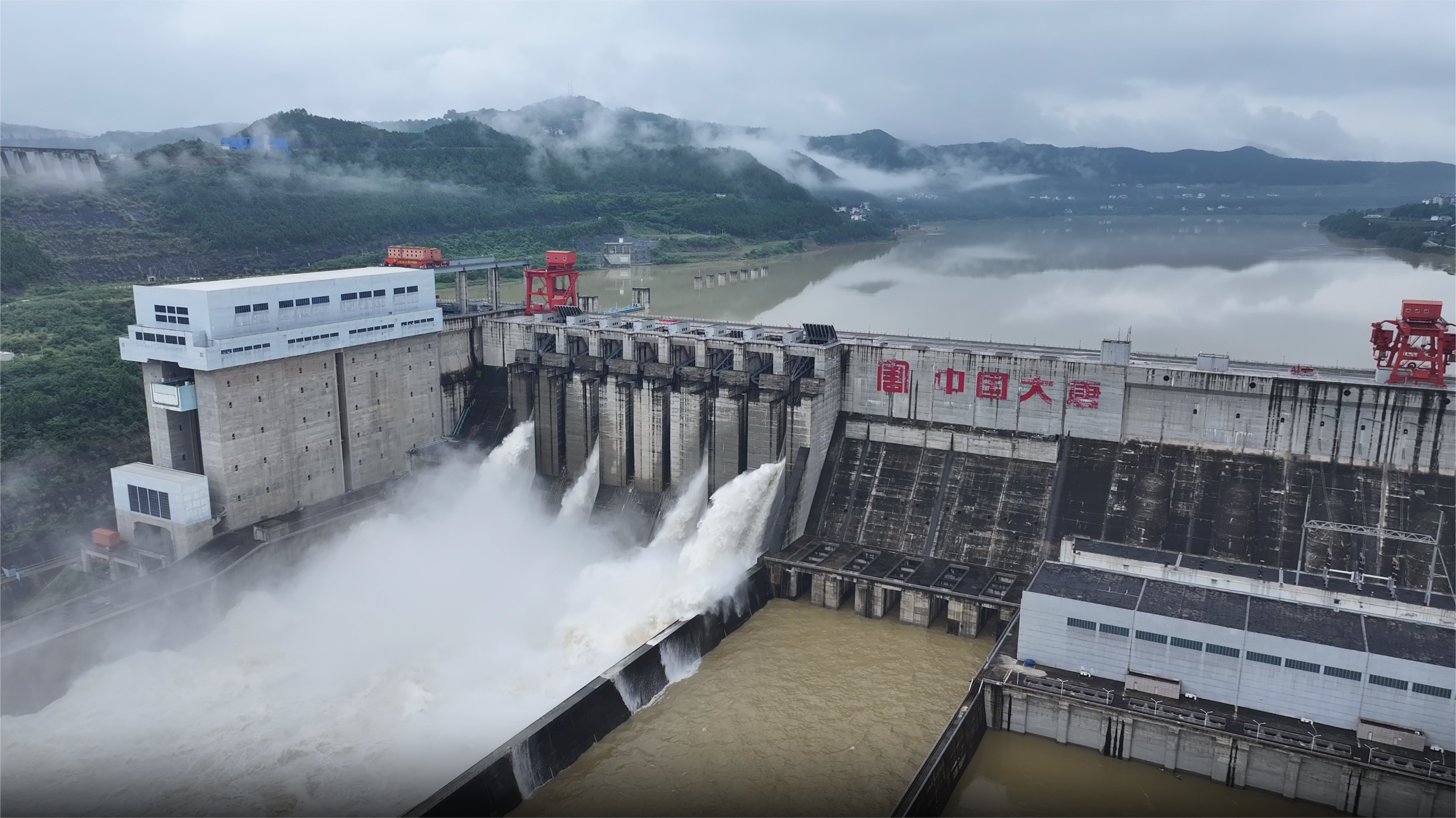 2024年7月，大唐亭子口水利樞紐泄洪場(chǎng)景。袁玉嬌攝 (2).png