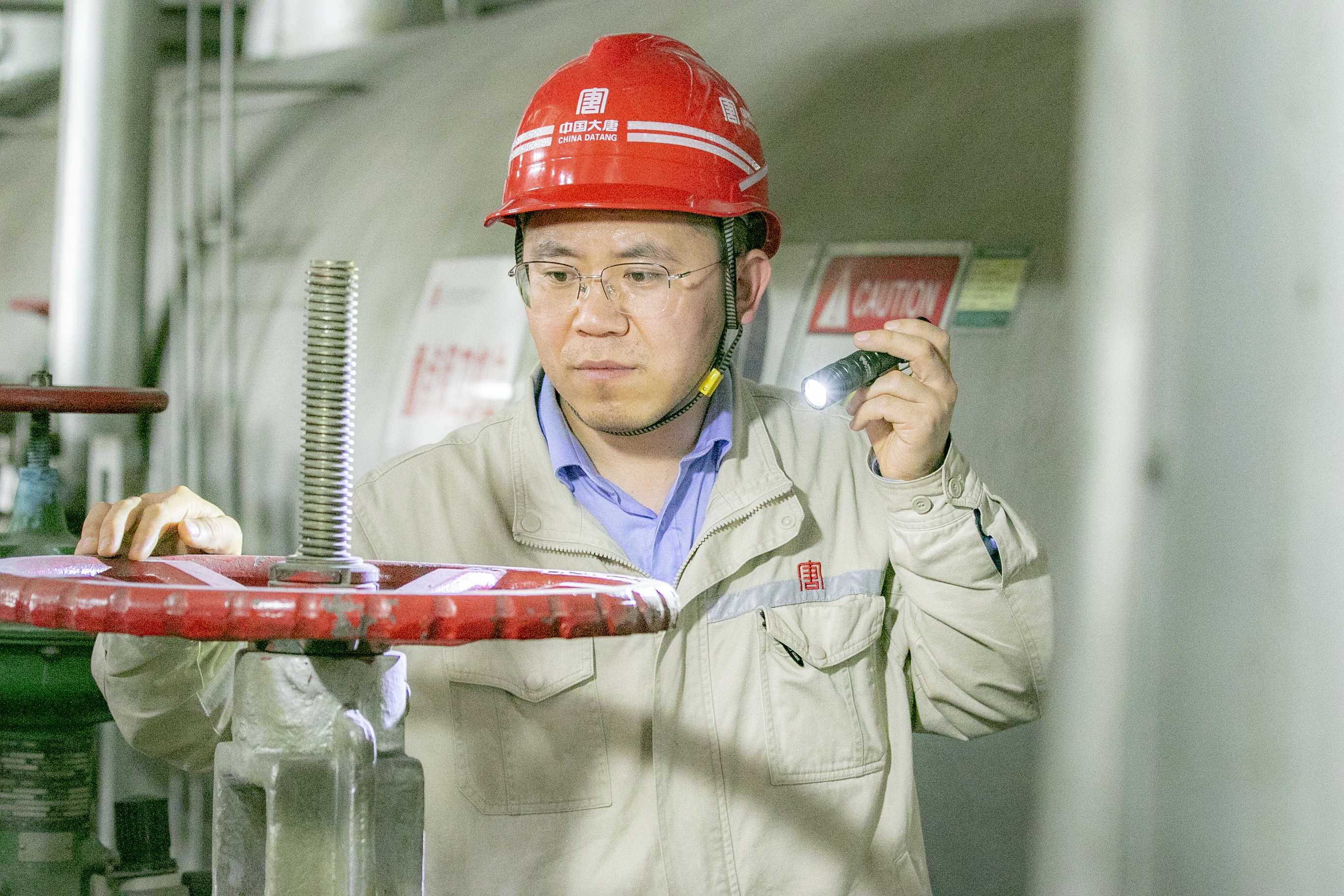 1722318662169049510.jpg 楊旭輝在生產(chǎn)現(xiàn)場(chǎng)精心巡檢 (2).jpg