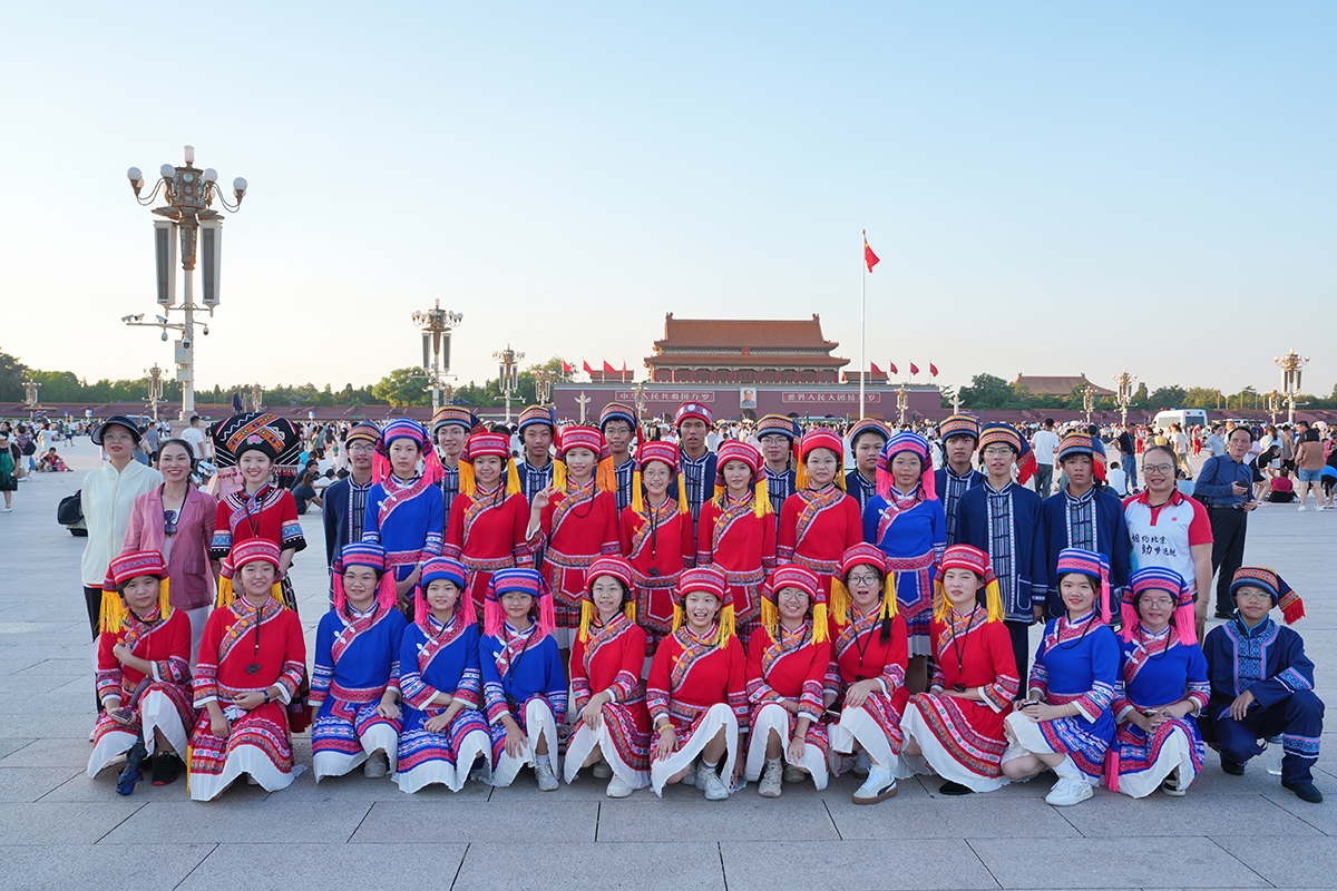 1723449014965084698.jpg 圖1學(xué)生在天安門觀看降旗儀式a.jpg