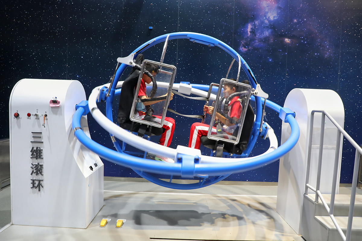 1723449116034045918.jpg 圖3-1學(xué)生在中國(guó)科學(xué)技術(shù)館參觀學(xué)習(xí)a.jpg