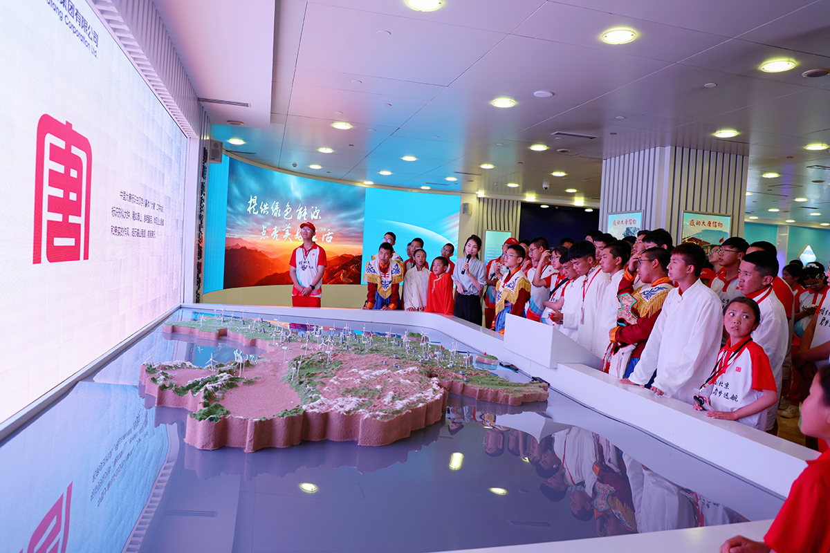 1723452686830008543.jpg 圖5學(xué)生參觀中國(guó)大唐a.jpg