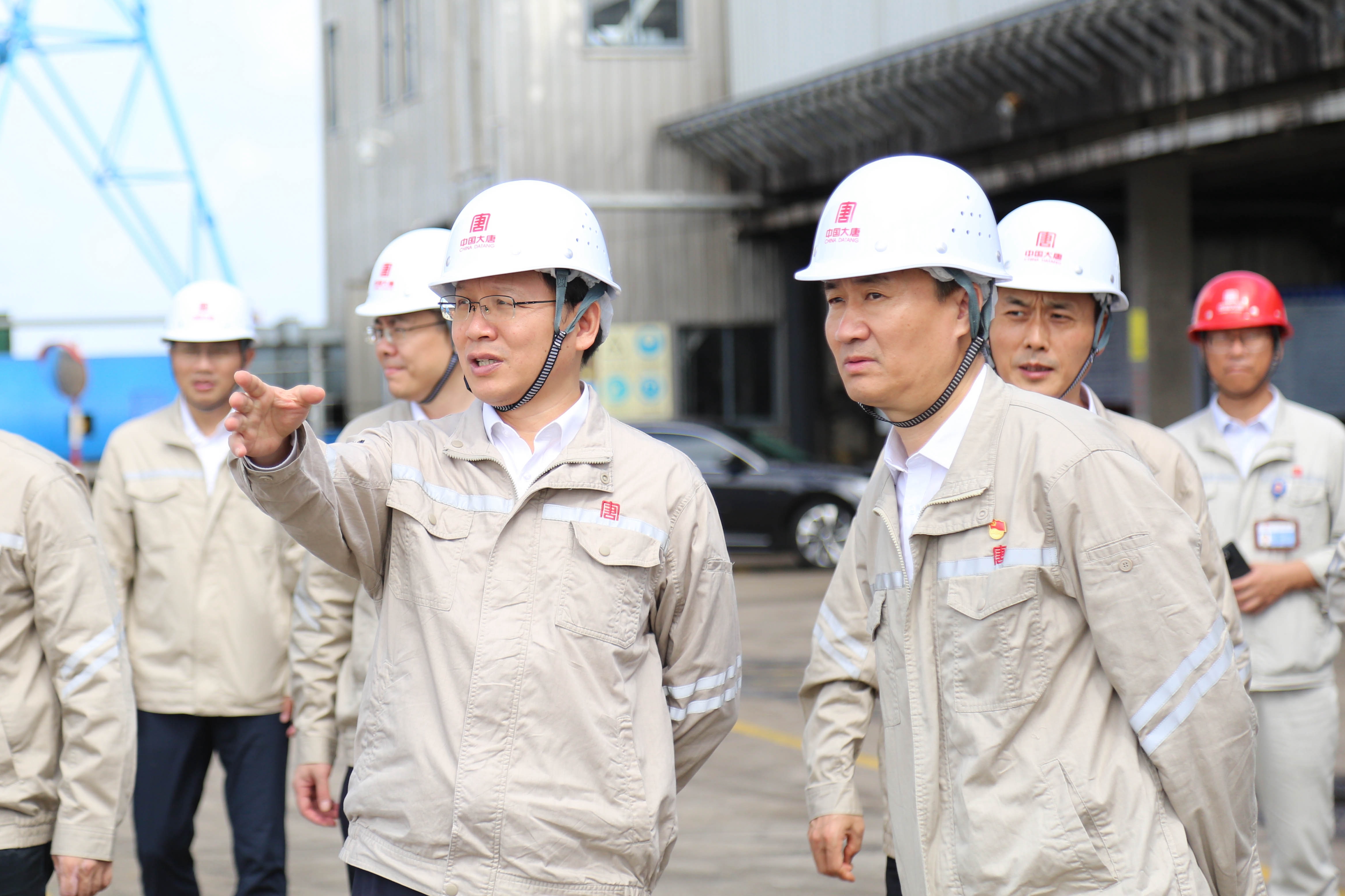 1724996071817047834.jpg 3.張傳江在呂四港發(fā)電公司碼頭調(diào)研指導工作.jpg